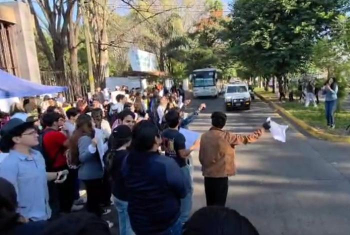 Con manifestación pacífica y bloqueos, en Uruapan continúan protestas por el homicidio del alcalde Carlos Manzo