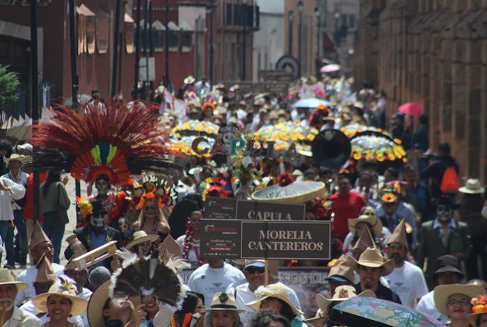 Con nutrido desfile, gobierno celebra el 25° aniversario del Día del Artesano Michoacano; entrega 65 galardones