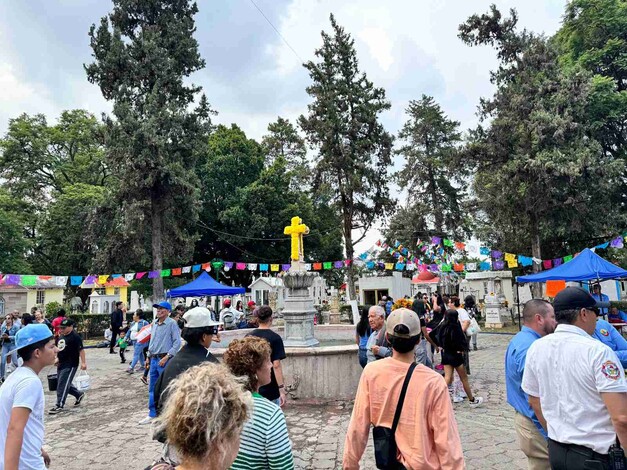 Con orden y tranquilidad, transcurre Día de Muertos en Panteón de Morelia