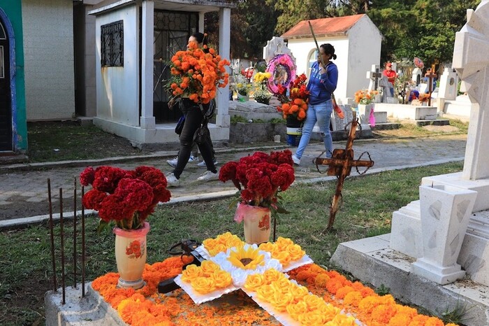 Con orden y tranquilidad, transcurre Día de Muertos en Panteón de Morelia