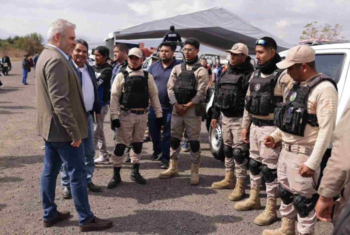 Con patrullas y equipo táctico, refuerza Bedolla seguridad para 25 autogobiernos