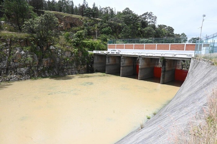 Conagua informa que desfogue de la presa de Cointzio continuará, "porque es necesario para la seguridad de Morelia"