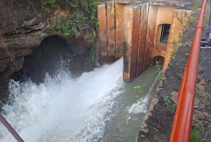 Conagua inicia desfogue controlado de la presa de Cointzio