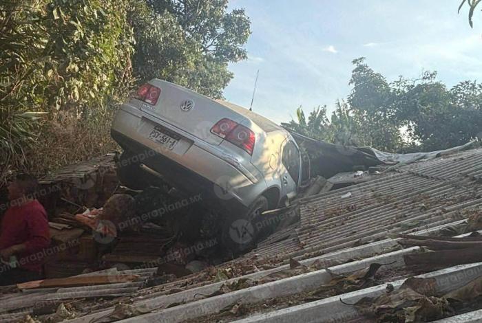 Conductor choca contra moto y se mete hasta la cocina, en Zitácuaro