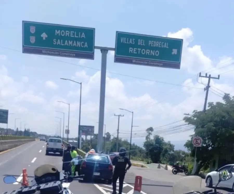 Conductor choca contra poste en el Puente Paso Catrinas
