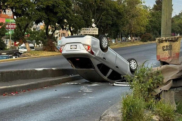 Conductor con auto robado vuelca en el libramiento de Morelia, por el Mercado de Abastos