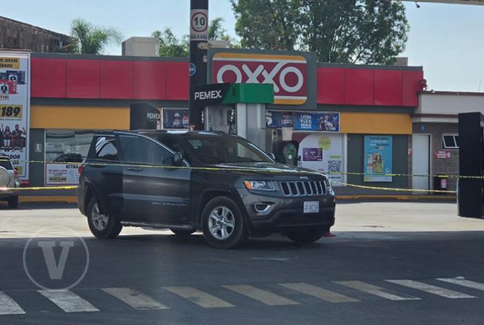 Conductor de camioneta es baleado en una brecha y llega a gasolinera para pedir ayuda