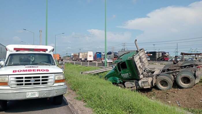 Conductor de tractocamión pierde el control y se va a canal de desagüe pluvial