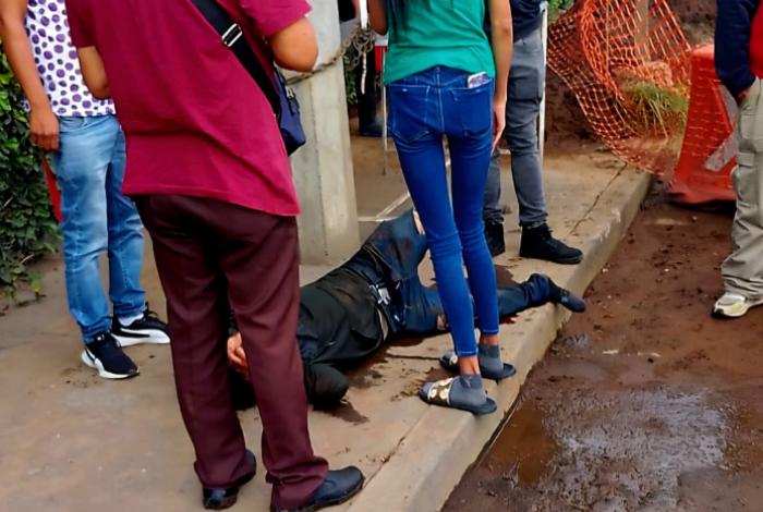 Conductor embiste a motociclista y se da a la fuga en Uruapan