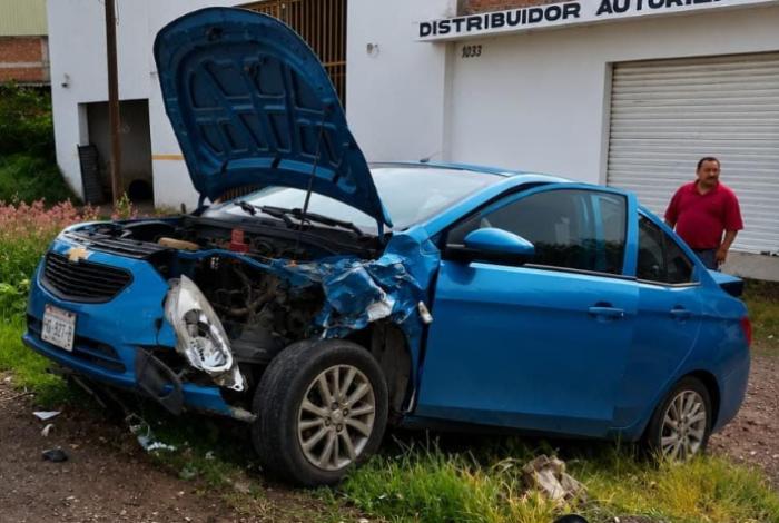 Conductor huye tras provocar choque en La Piedad; pierde la placa y la fascia de su vehículo