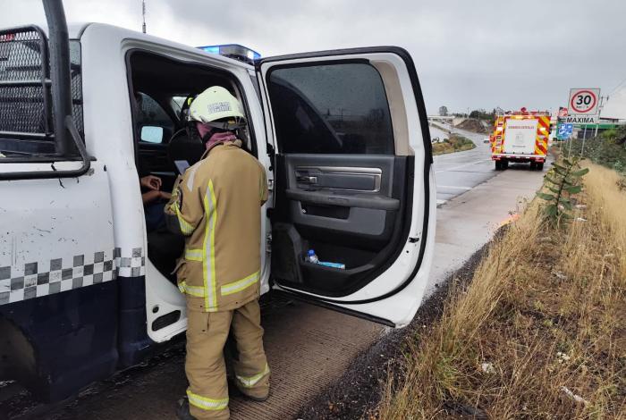 Conductor les10nado luego de perder el control de su auto y salirse de la carretera