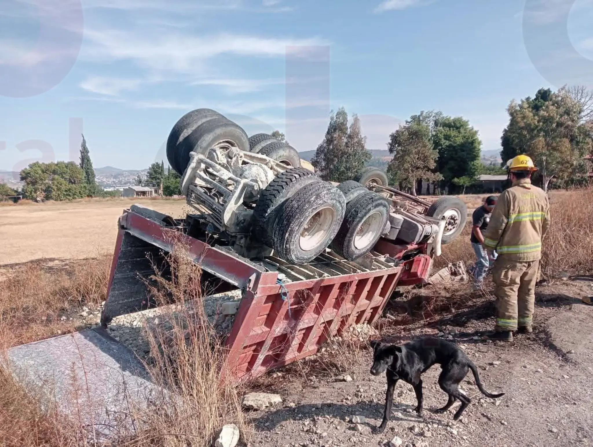 Conductor lesionado tras volcadura de tractocamión en Zinapécuaro