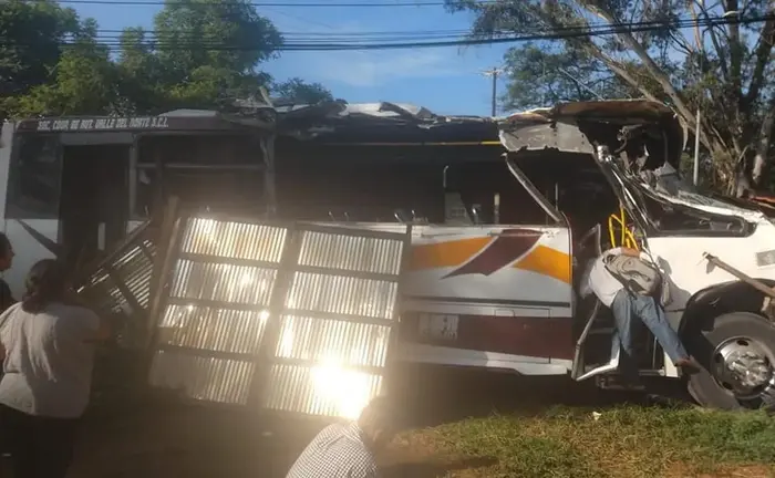 Conductor menor de edad choca autobús de pasajeros y huye