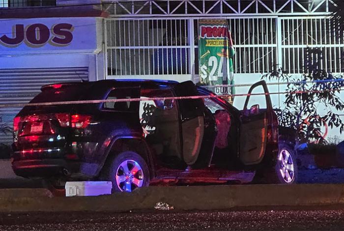 Conductor muere al chocar su camioneta contra la base de un semáforo, en Lázaro Cárdenas