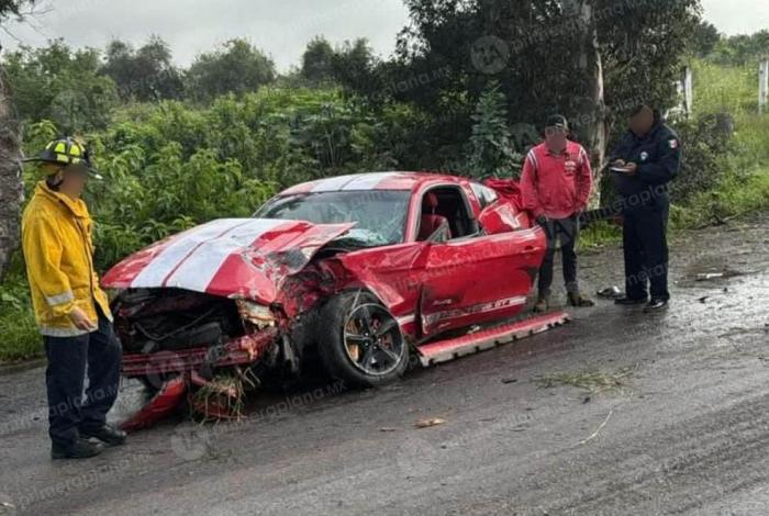 Conductor pierde control de su Mustang y se estampa en la Morelia-Quiroga