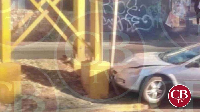 Conductor pierde el control y choca contra puente peatonal en Morelia