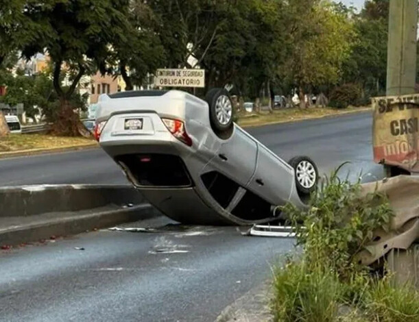 Conductor roba auto y se vuelca en el libramiento de Morelia