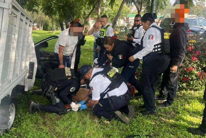 Conductor se estrella contra árbol en pleno Periférico de Morelia