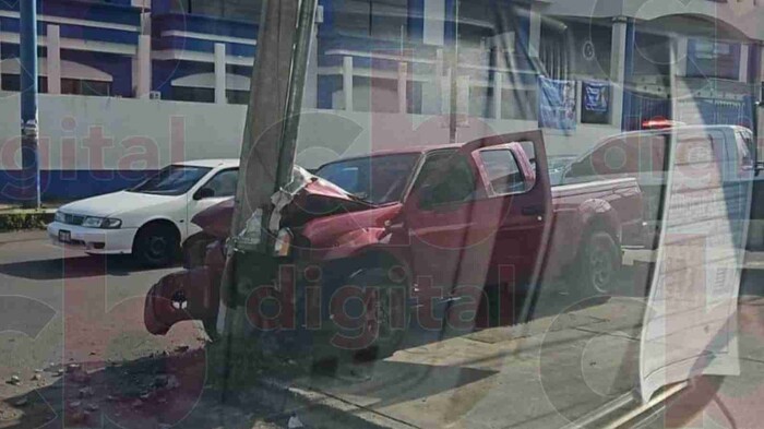 Conductor se va contra poste y destruye su camioneta en Uruapan