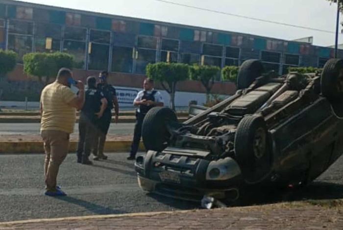 Conductor sobrevive a la volcadura de su carro en la salida a Charo, en Morelia 