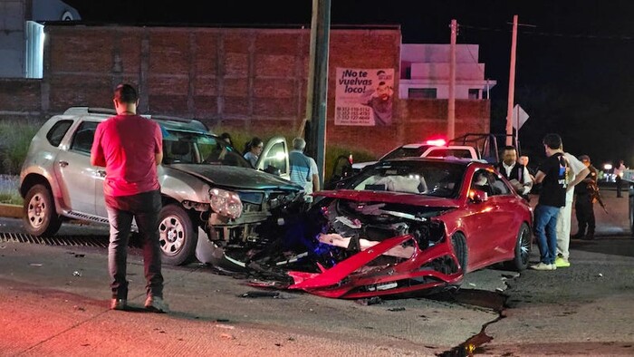 Conductora ignora semáforo y provoca fuerte colisión en La Piedad; hay 4 lesionados