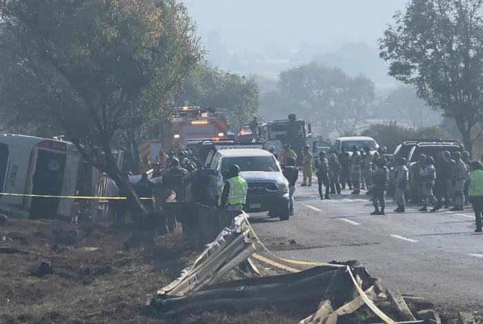Confirman: Veintena de heridos y 7 fallecidos en volcadura de autobús; chofer perdió el control de la unidad