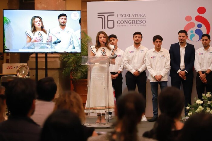 Congreso del Estado reconoce a Paola Delgadillo por Centros Spot