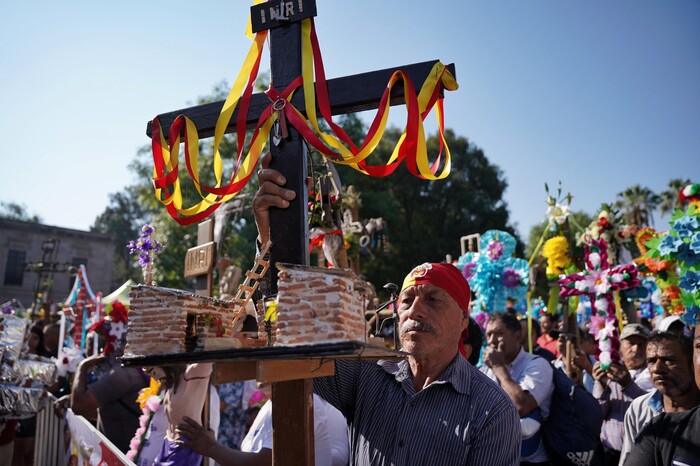 Conmemoran trabajadores de la construcción a la Santa Cruz