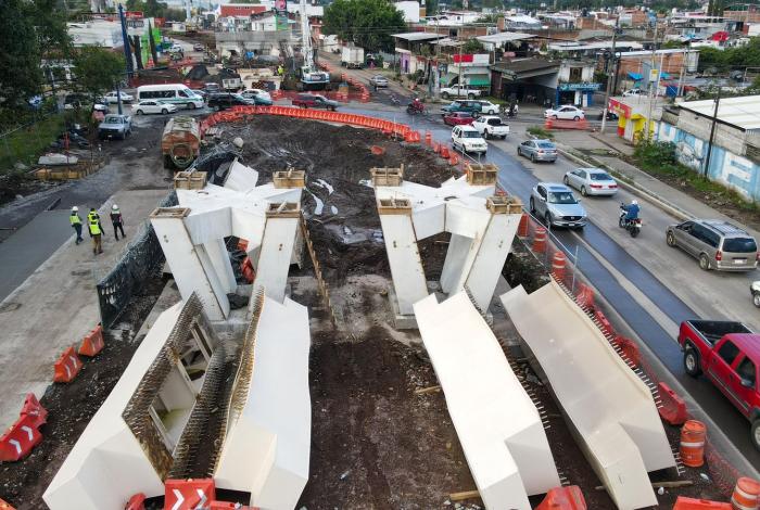 Construcción de puente superior La Hielera en Uruapan, al 78%