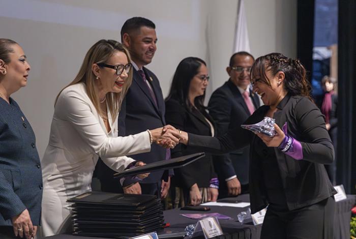 Construyan una mejor sociedad y sean ejemplo para futuras generaciones, insta Yarabí Ávila a egresados de Seguridad Pública