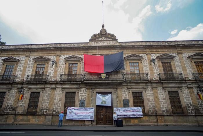 Continúa a puertas cerradas huelga de SUEUM