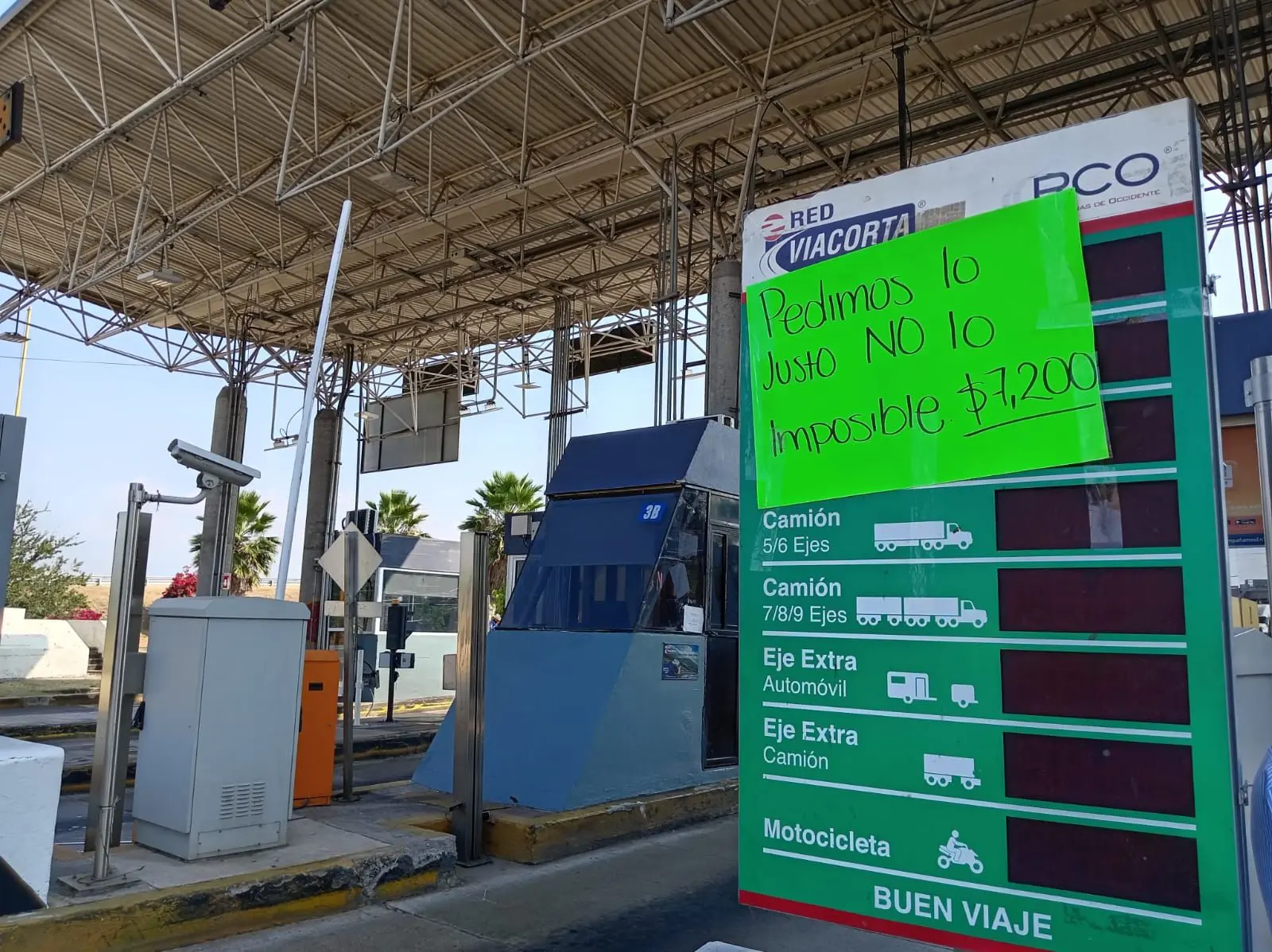 Continúan bloqueos en al menos 8 puntos carreteros de Michoacán