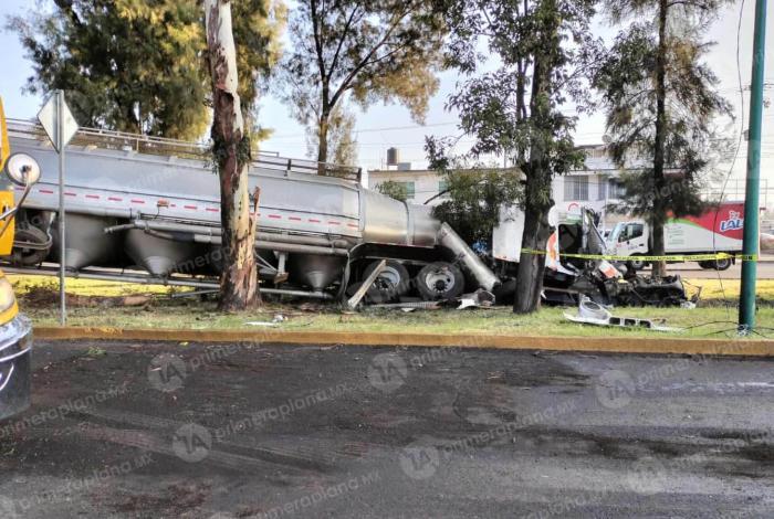 Continúan maniobras de retiro de tractocamiones en Libramiento de Morelia
