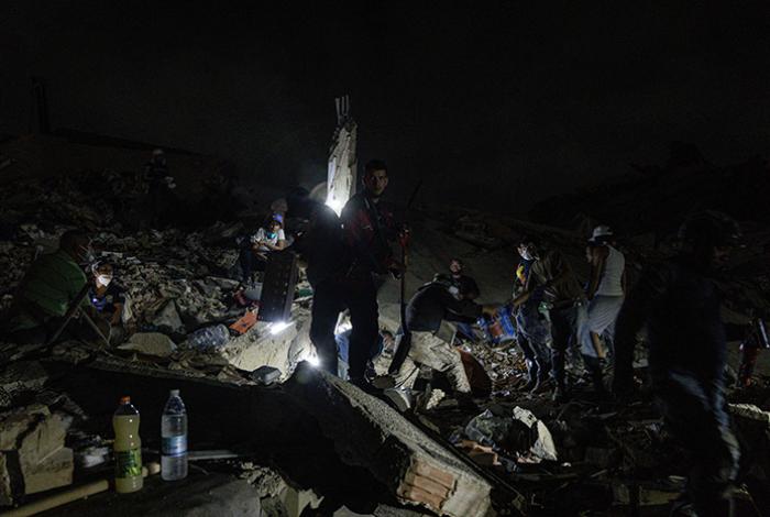 Contra el reloj, buscan supervivientes de los terremotos en Venezuela