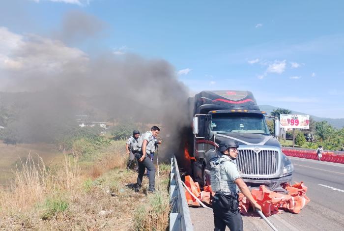 Controlan conato de incendio de tráiler sobre la autopista Siglo XXI