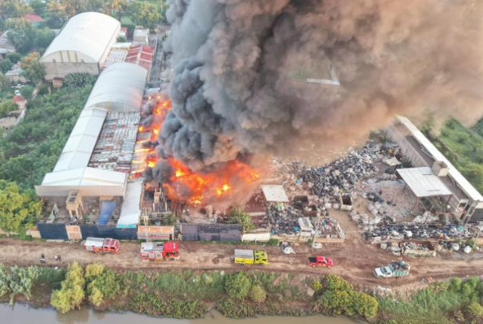 Controlan incendio en fábrica de estopas y recicladora en Morelia