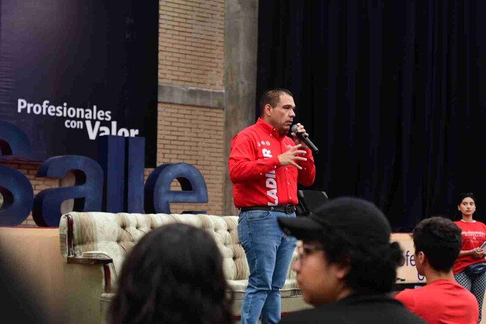 Conversa Bladimir González con estudiantes de la Universidad La Salle