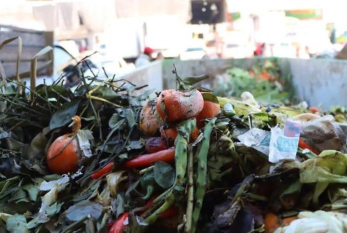 Convertir pan duro en molido, fruta madura en postres y el excedentes de carne en caldos, la apuesta de España