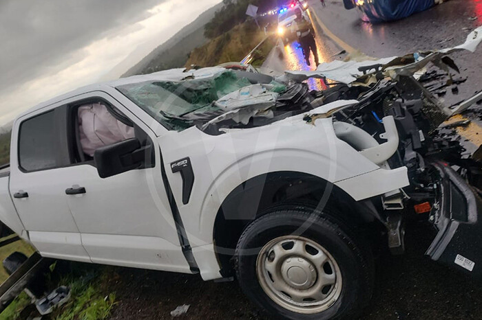 Coordinador Estatal de Seguridad Vial y tres elementos, heridos tras choque contra camión