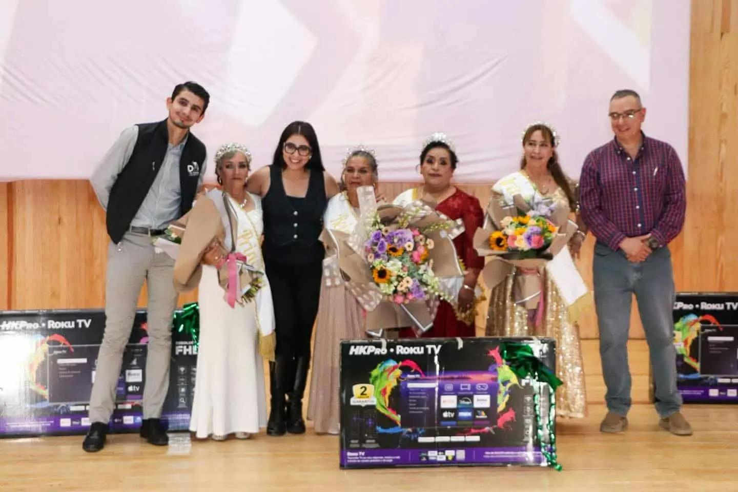 CORONAN A LA REINA Y PRINCESAS DE MISS 60 EN ARIO