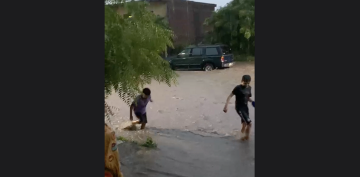 Corriente de agua arrastra a cuatrimoto y a sus cuatro ocupantes