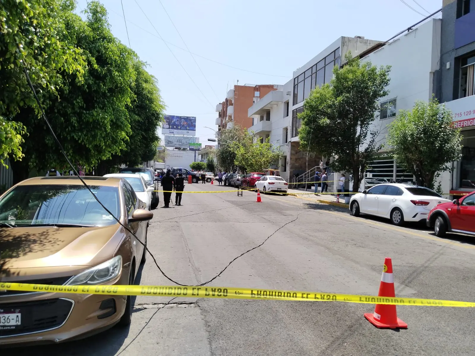 Corto circuito provoca caída de cable de alta tensión sobre la Lázaro Cárdenas