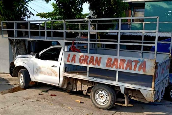 Criminales acribillan a los ocupantes de camioneta mueblera en Apatzingán; hay un muerto y un herido