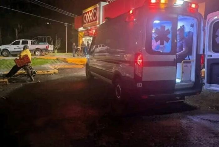 Criminales asaltan un Oxxo en la carretera libre Uruapan-Pátzcuaro