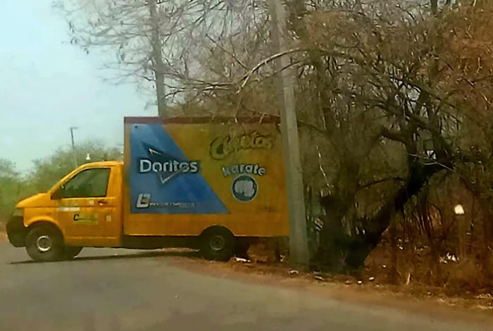 Criminales balean camioneta repartidora de Sabritas, en Apatzingán; hay un herido