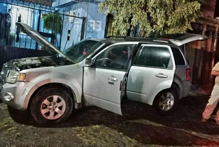 Criminales fallan a intentar quemar una camioneta particular, en Uruapan