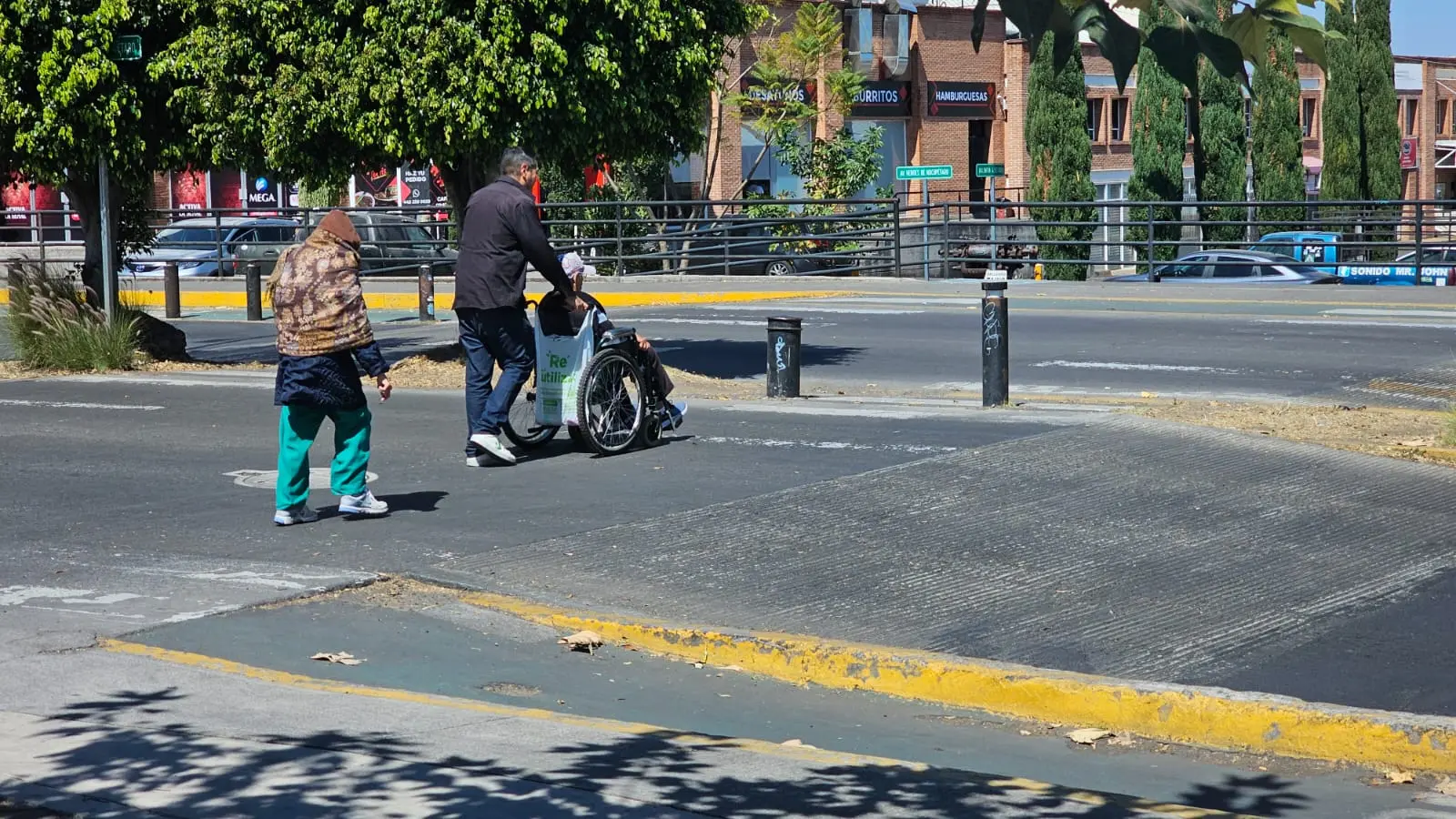 Cruzar la calle, un riesgo diario: peatones denuncian falta de cultural en pasos peatonales