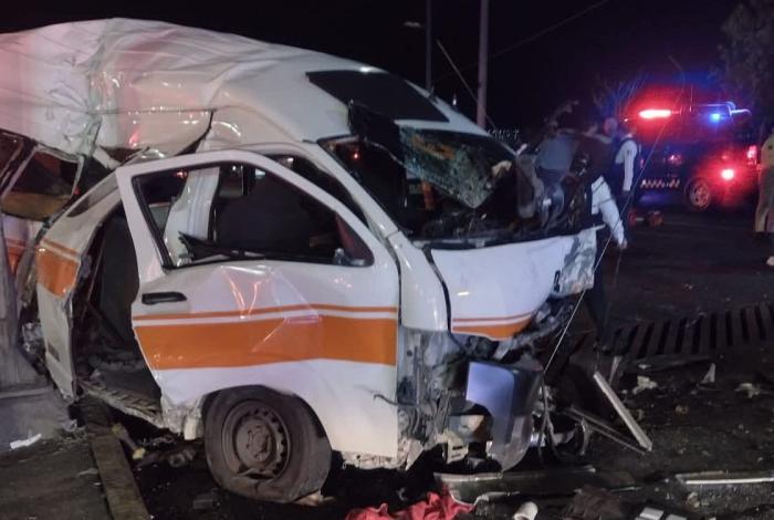 Cuatro lesionados tras choque frontal entre combi de la Ruta Naranja y un particular