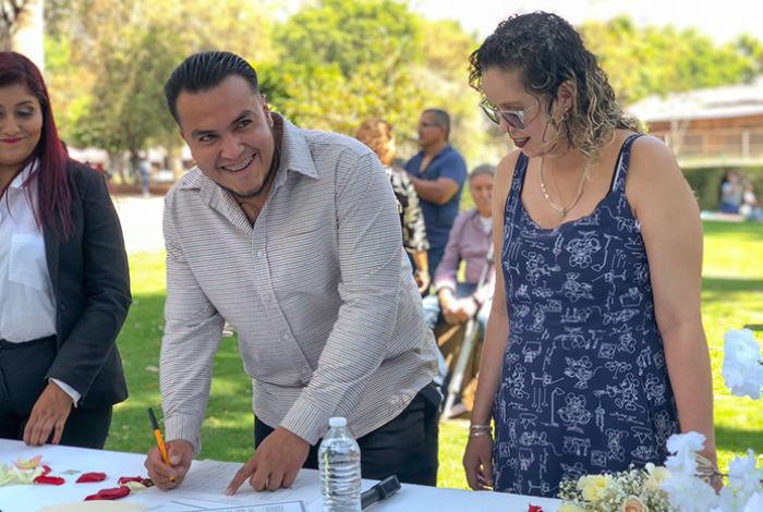 Cuatro parejas se casan al civil y una pedida de mano durante bodas simbólicas en el Zoológico de Morelia