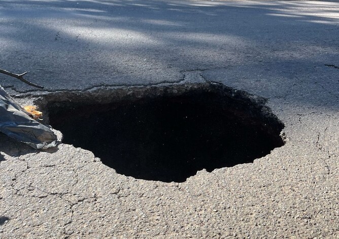 ¡Cuidado! Tremendo socavón en la carretera Uruapan-Lázaro Cárdenas